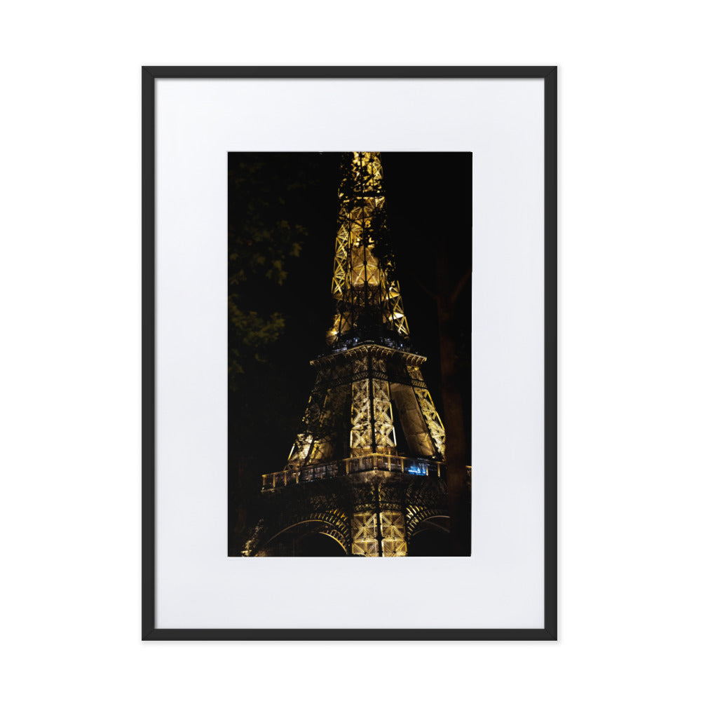 Tour Eiffel - Photographie de la tour Eiffel illuminée dans la nuit - La Boutique du Poster