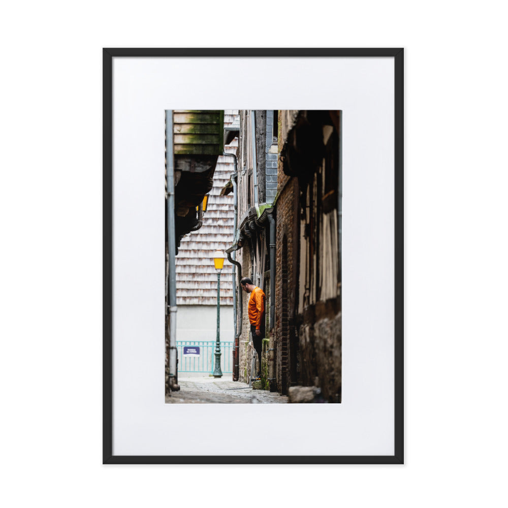 Poster de rue capturant la beauté d'un passage médiéval dans la ville de Pont-Audemer, avec une réplique de la Tour Eiffel.