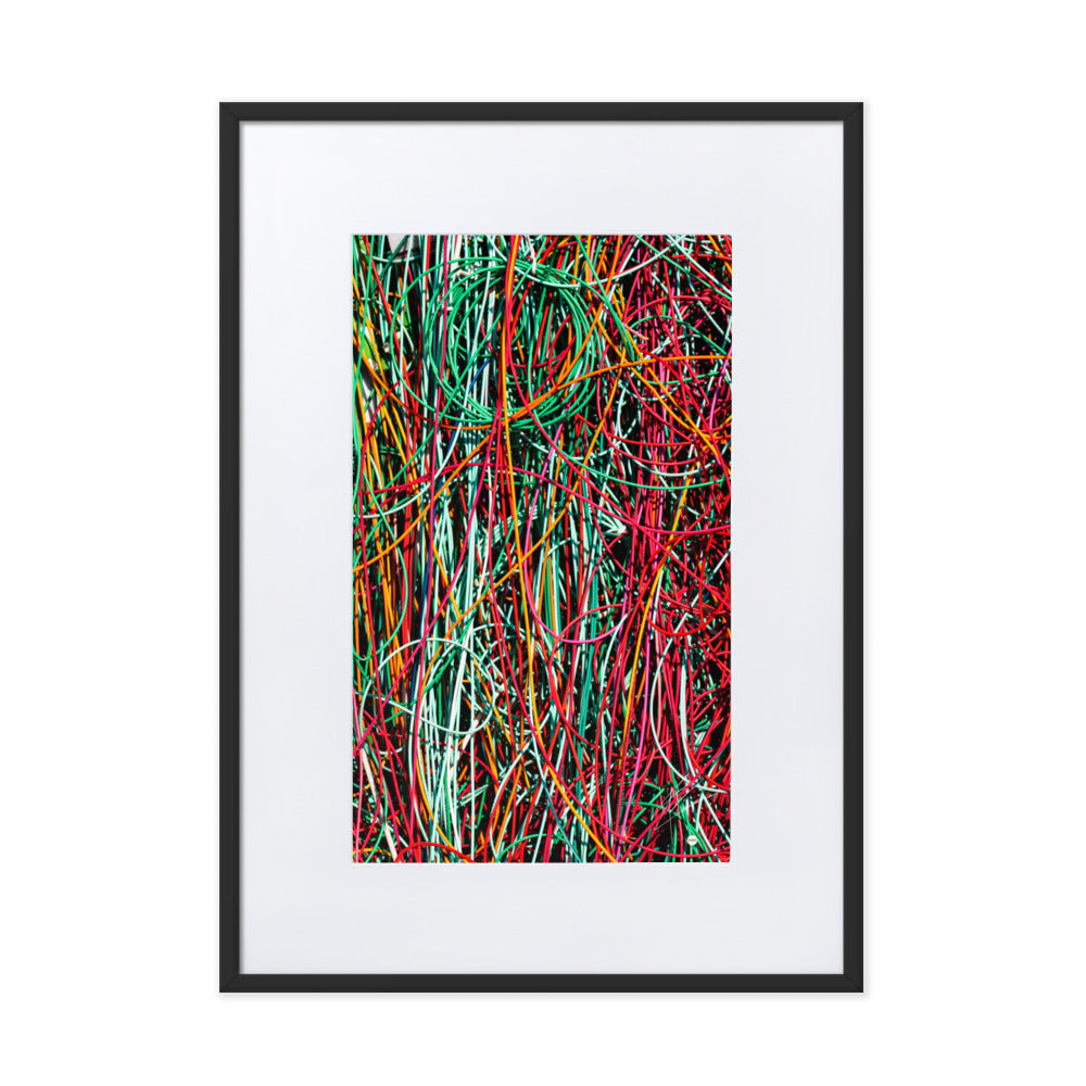 Poster encadré illustrant un réseau complexe de câbles de fibre optique entrelacés, représentant la beauté de la connectivité moderne.