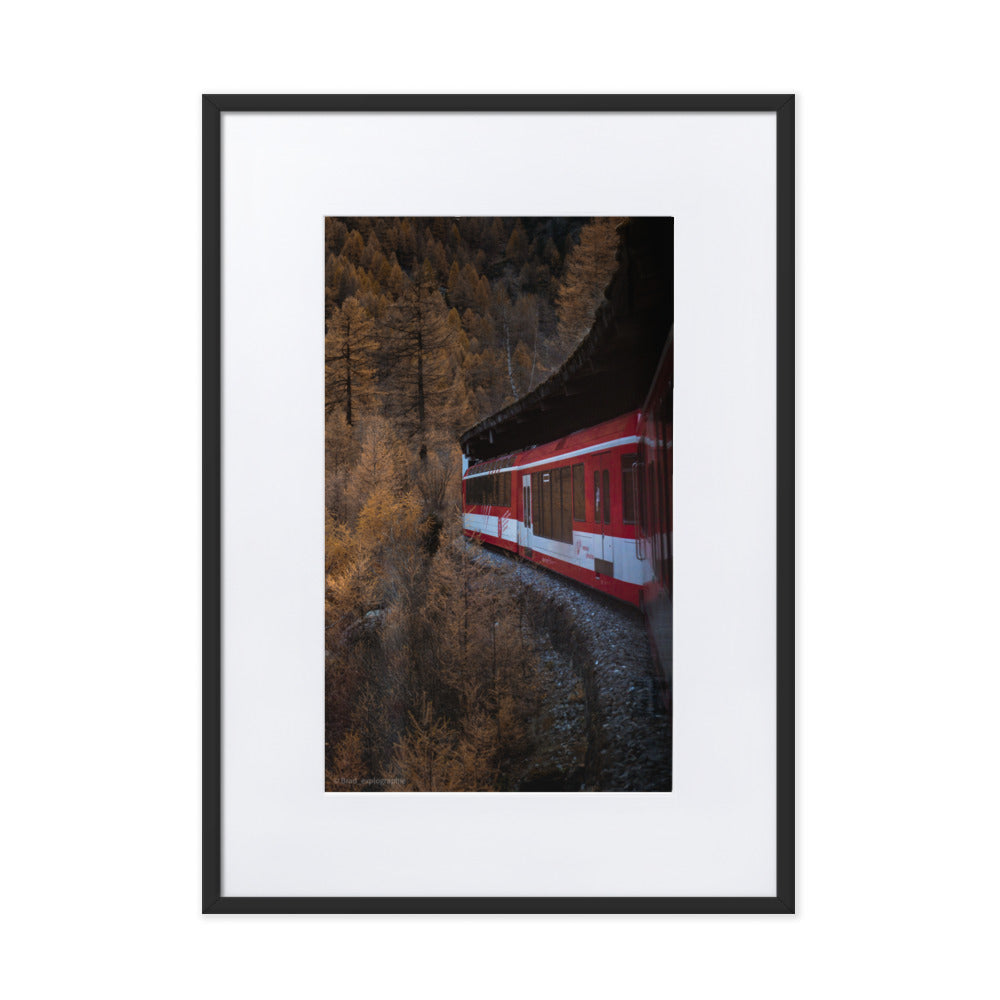 Train rouge serpentant à travers une forêt d'automne, photographié depuis un wagon avec une vue plongeante par Brad_explographie.