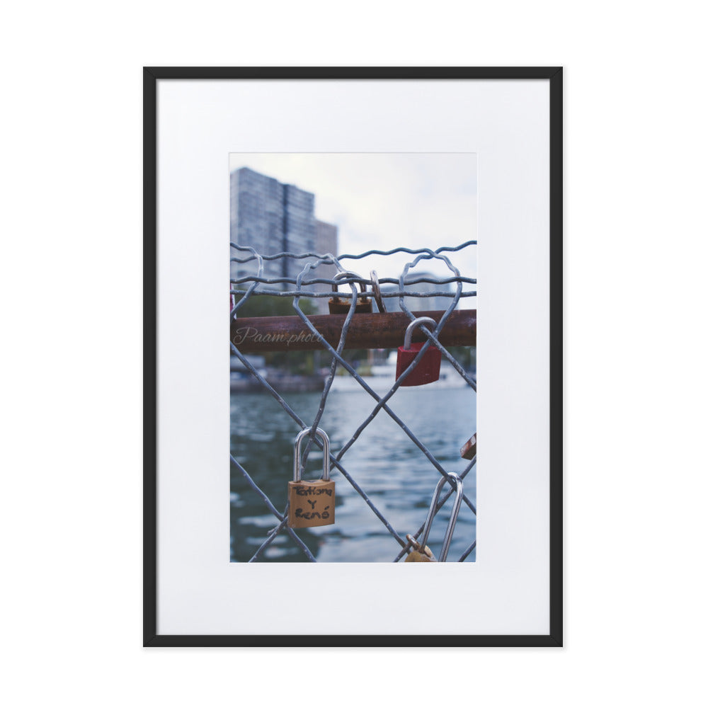 Poster encadré 'Nos Amours N02' montrant des cadenas d'amour accrochés dans les rues romantiques de Paris, symbolisant les histoires d'amour éternelles.