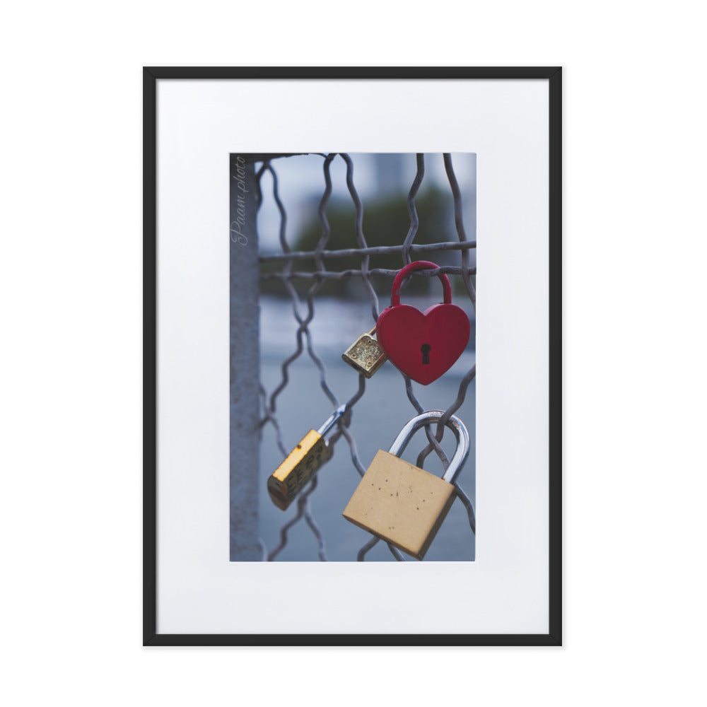 Poster encadré 'Nos Amours N02' montrant des cadenas d'amour accrochés dans les rues romantiques de Paris, symbolisant les histoires d'amour éternelles.