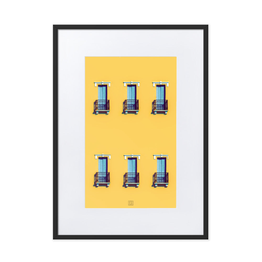 Poster 'Harmonie Verticale' capturant la symétrie architecturale de six fenêtres alignées sur un mur jaune, accentuées par des volets et des garde-corps bleus, photographié par Hadrien Geraci. Une expression artistique abstract et moderne pour enrichir votre décor.