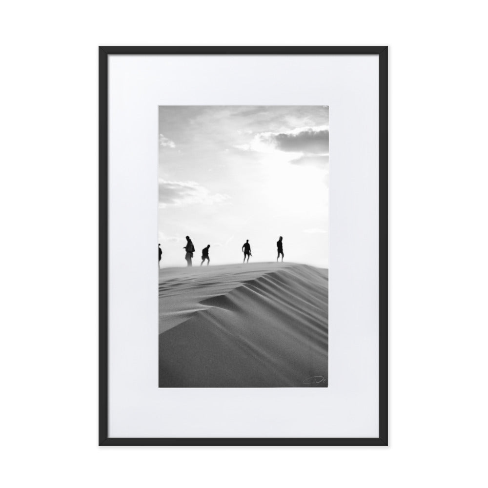 Photographie 'Et nous irons marcher sur la dune' de Véronique Botella, montrant des voyageurs sur une dune désertique en noir et blanc.