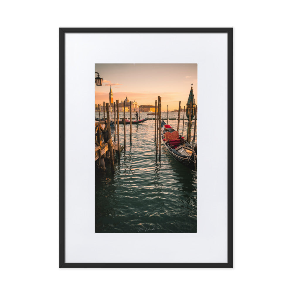 Photographie 'La lumière de Venise' de Florian Vaucher, montrant une gondole sous la lumière dorée du soleil à Venise.