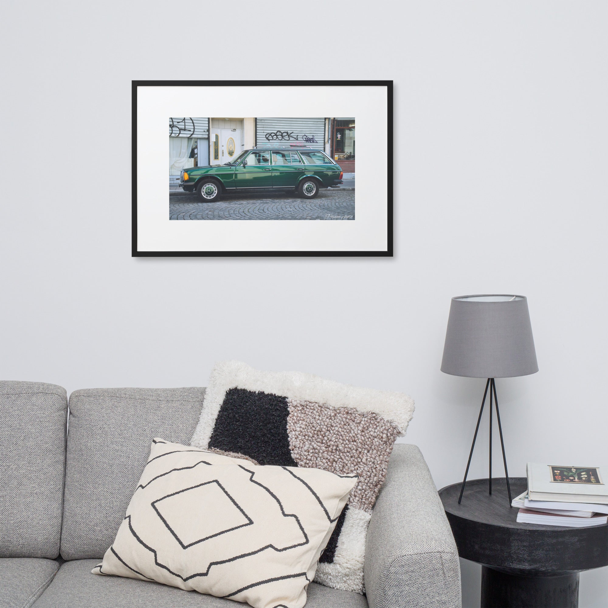 Photographie 'Mercedes-Benz Type 123' par Pamm.Photo, montrant une automobile vintage vert délicat stationnée dans une rue pittoresque de Paris, illustrant l'élégance intemporelle de cette icône de l'automobile.