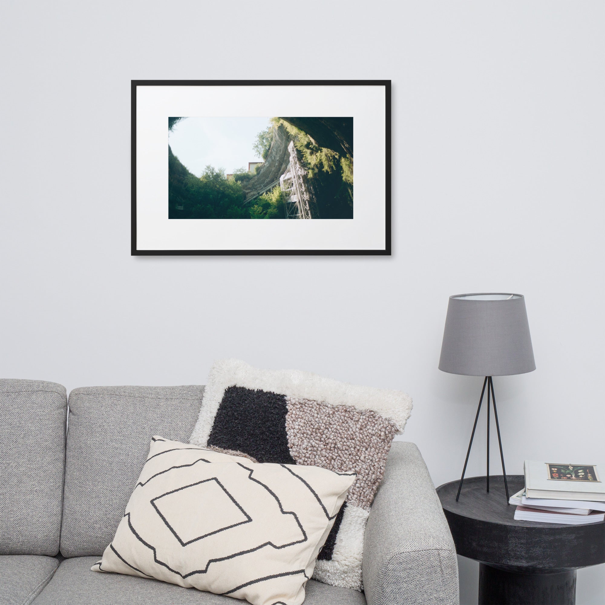 Poster du 'Gouffre de Padirac' par Benjamin Peccard, évoquant l'immensité et le mystère de la célèbre caverne française à travers une photographie prise depuis les ténèbres de sa profondeur, ajoutant une touche d'évasion naturelle et de mystère à votre espace intérieur.