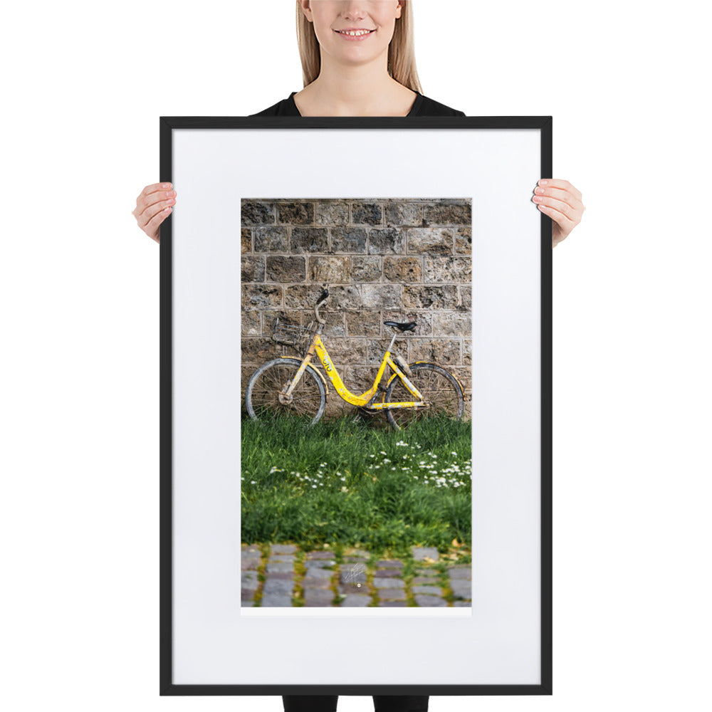 Poster encadré 'Naufrage' montrant un vélo en libre-service jaune récupéré de la Seine, avec des marques de rouille, symbolisant la transformation et le temps écoulé.