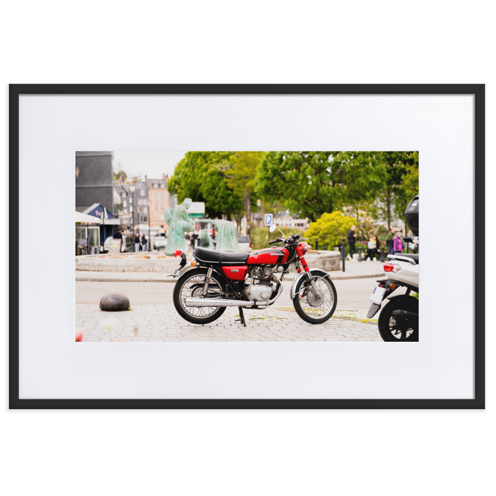 Poster d'une Honda CB 125 K5 rouge, photographiée en pleine après-midi à Honfleur