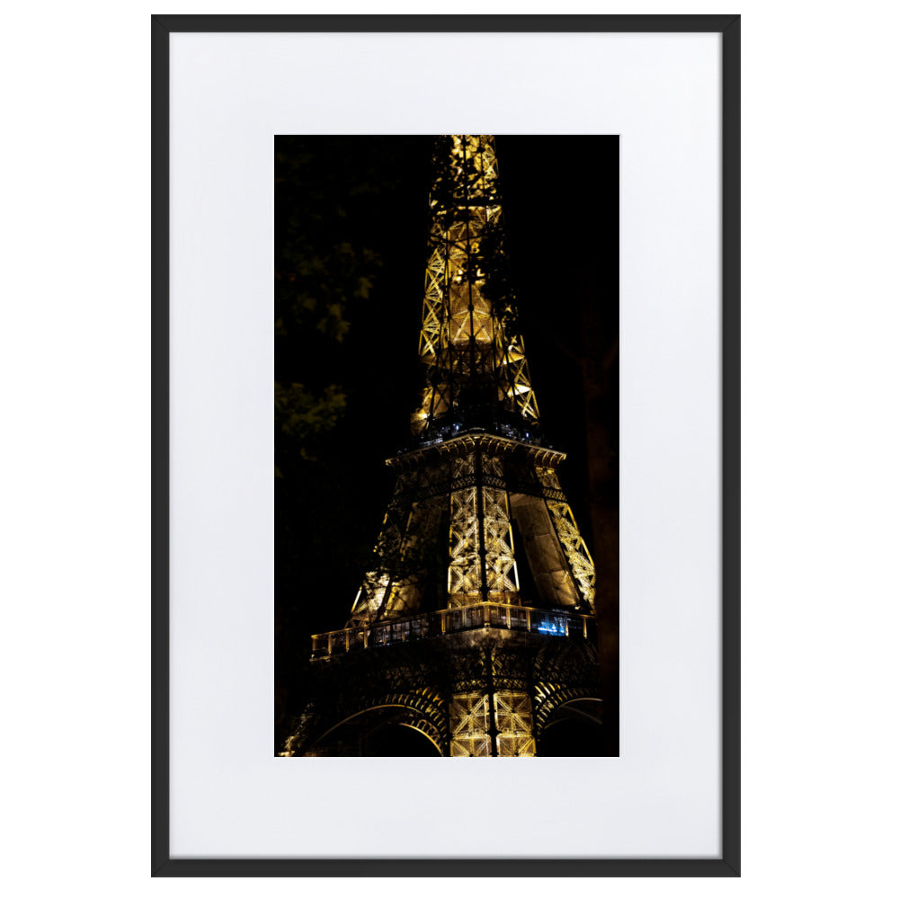 Tour Eiffel - Photographie de la tour Eiffel illuminée dans la nuit - La Boutique du Poster