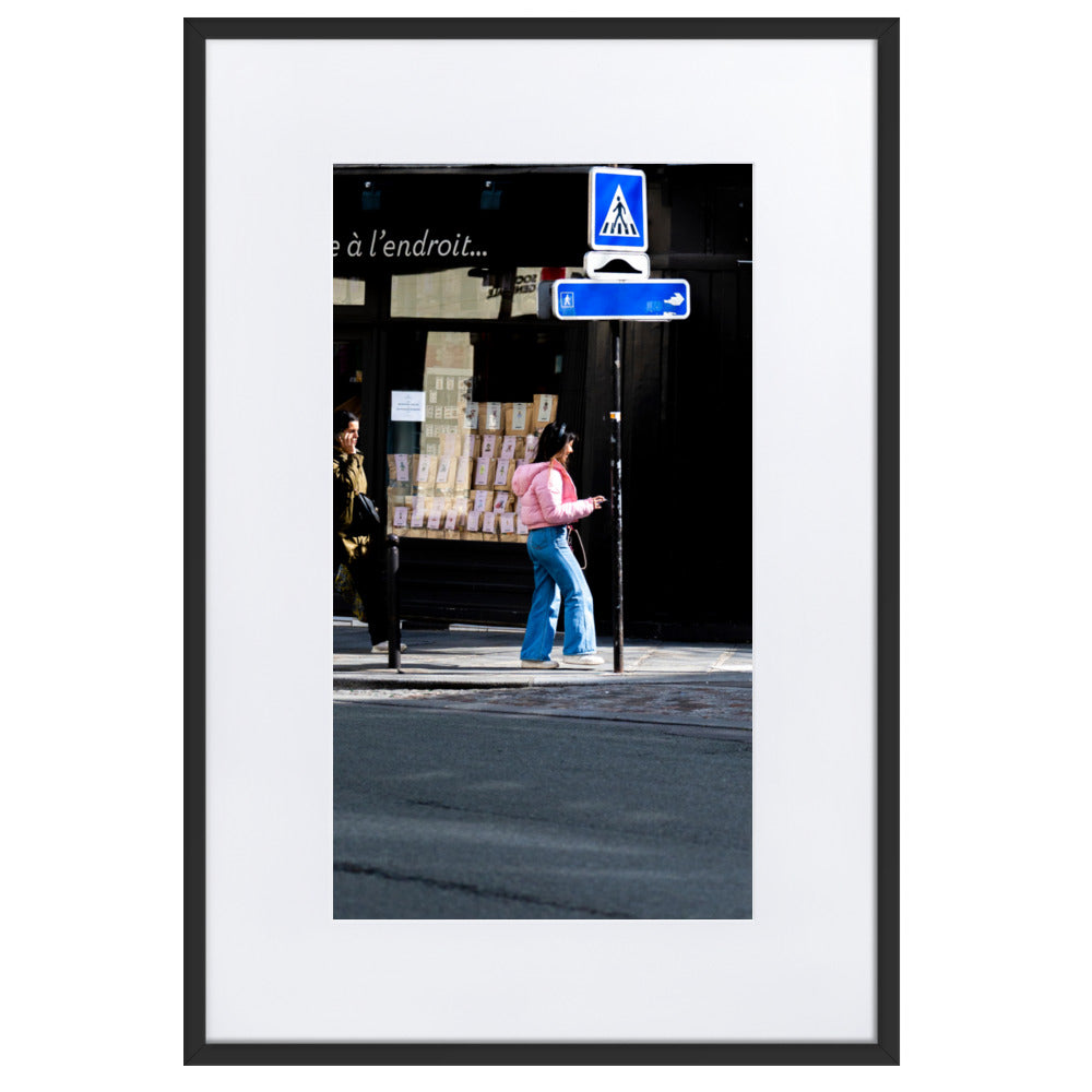 Poster de rue, mettant en valeur une jeune femme vêtue de rose passant sous la lumière du soleil.