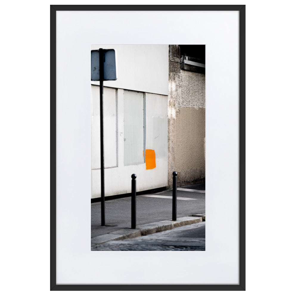 Poster encadré 'Orange Moderne' présentant un carré orange peint sur un mur urbain