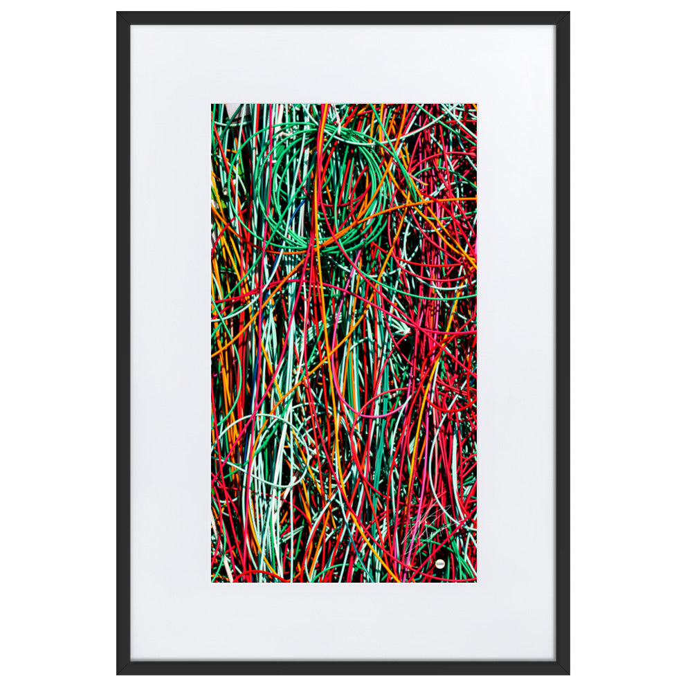 Poster encadré illustrant un réseau complexe de câbles de fibre optique entrelacés, représentant la beauté de la connectivité moderne.