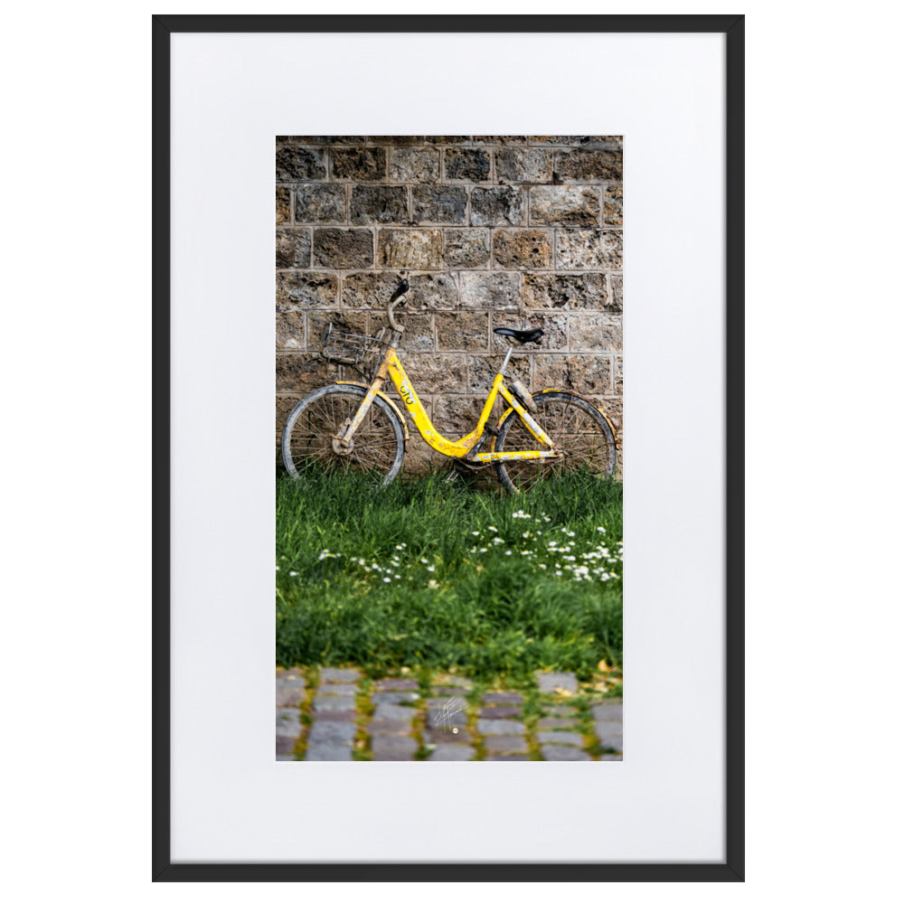 Poster encadré 'Naufrage' montrant un vélo en libre-service jaune récupéré de la Seine, avec des marques de rouille, symbolisant la transformation et le temps écoulé.