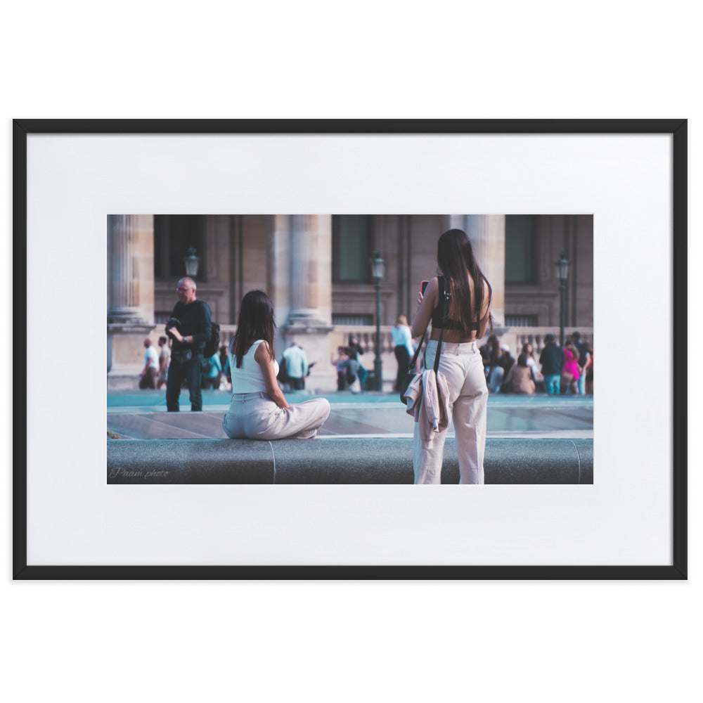 Photographie 'Mesdames' par Pamm.Photo montrant deux jeunes femmes dans une scène quotidienne près du Louvre à Paris, symbolisant l'amitié et la beauté des moments spontanés.