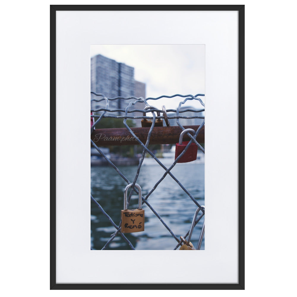 Poster encadré 'Nos Amours N02' montrant des cadenas d'amour accrochés dans les rues romantiques de Paris, symbolisant les histoires d'amour éternelles.