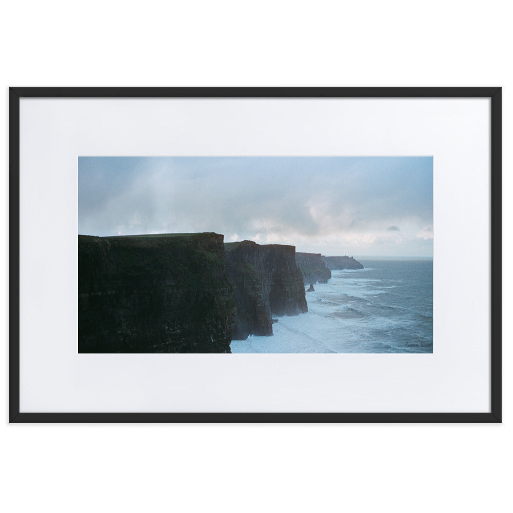 Poster photographique 'Falaise de Moher' par Benjamin Peccard, mettant en lumière les falaises irlandaises majestueuses face à l'océan, capturant un moment où la force naturelle et la sérénité se rencontrent, élevant esthétiquement chaque espace par la beauté de la nature sauvage.