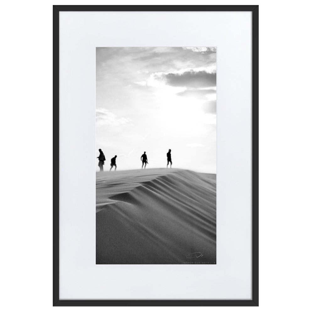 Photographie 'Et nous irons marcher sur la dune' de Véronique Botella, montrant des voyageurs sur une dune désertique en noir et blanc.