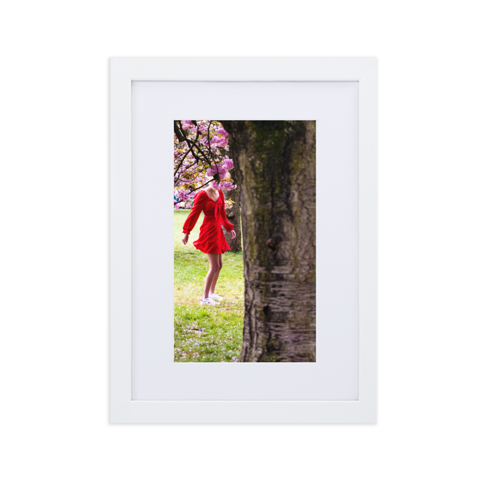 Poster - Le chaperon rouge – Photographie de femme dans la rue – De la photographie murale et des posters unique au monde. La boutique de posters créée par Yann Peccard un Photographe français.