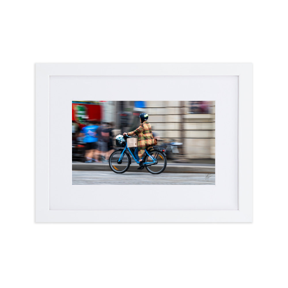 Photographie 'Vélo Paris' de Yann Peccard, illustrant un cycliste en mouvement dans un décor urbain coloré et dynamique.