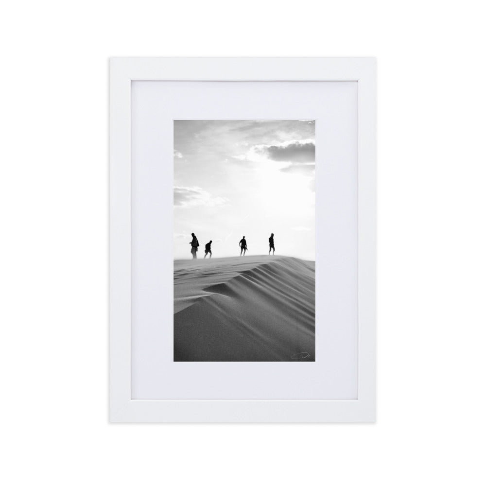 Photographie 'Et nous irons marcher sur la dune' de Véronique Botella, montrant des voyageurs sur une dune désertique en noir et blanc.