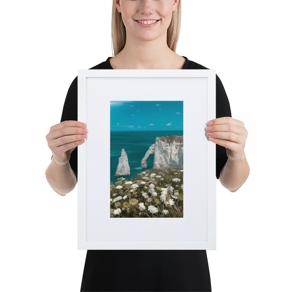 Vue panoramique des falaises d'Étretat avec la mer déchaînée en premier plan, encadrée élégamment en bois d'ayous, une œuvre photographique signée Charles Coley.