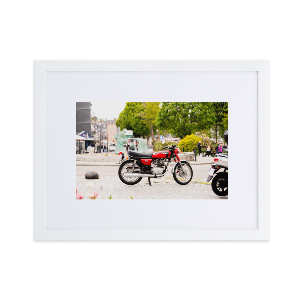 Poster d'une Honda CB 125 K5 rouge, photographiée en pleine après-midi à Honfleur