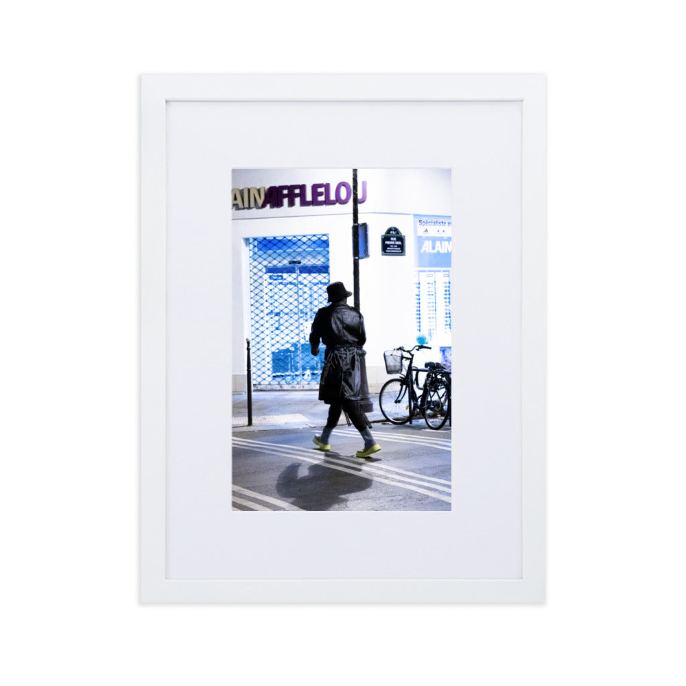 Poster de la photographie "Photo de rue 21", capture d'un homme au style unique dans le 4ème arrondissement de Paris.