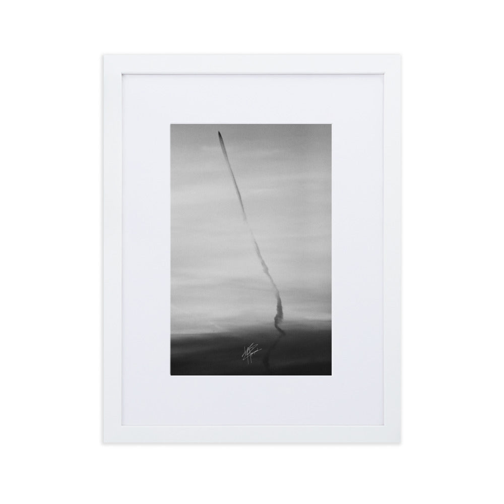 Photographie en noir et blanc du ciel avec des traces d'avions formant une longue ligne noire, encadrée d'un cadre en bois d'ayous blanc.