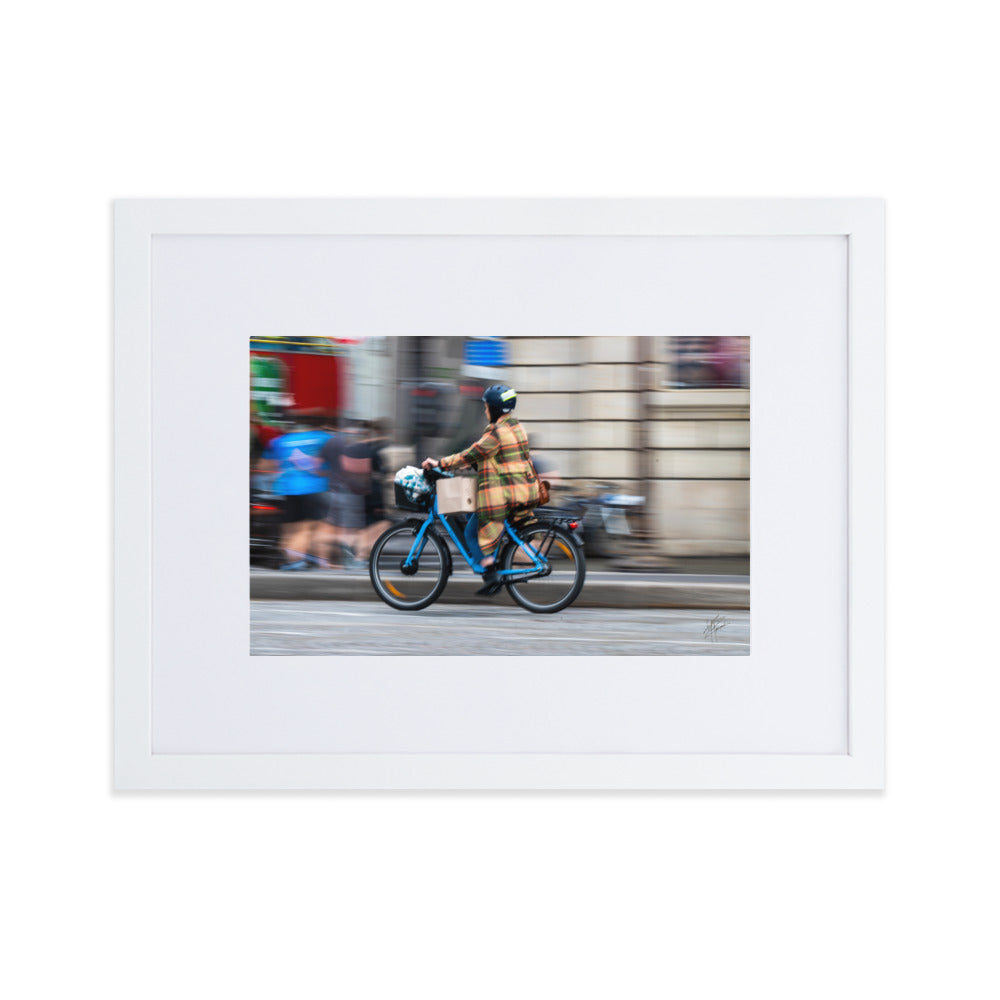 Photographie 'Vélo Paris' de Yann Peccard, illustrant un cycliste en mouvement dans un décor urbain coloré et dynamique.