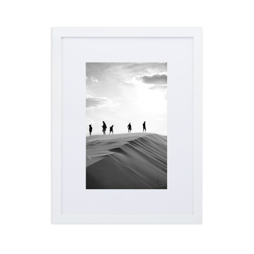 Photographie 'Et nous irons marcher sur la dune' de Véronique Botella, montrant des voyageurs sur une dune désertique en noir et blanc.