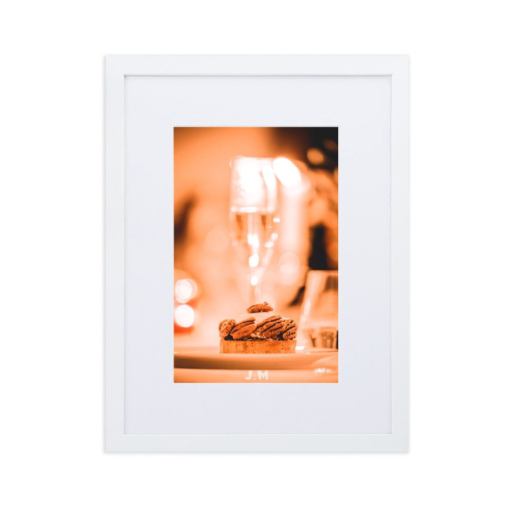 Photographie 'Délice : Une Connexion Éphémère' de Julien Arnold Movie, présentant un gâteau aux noix délicieux dans une ambiance raffinée, évoquant l'art de la pâtisserie fine.