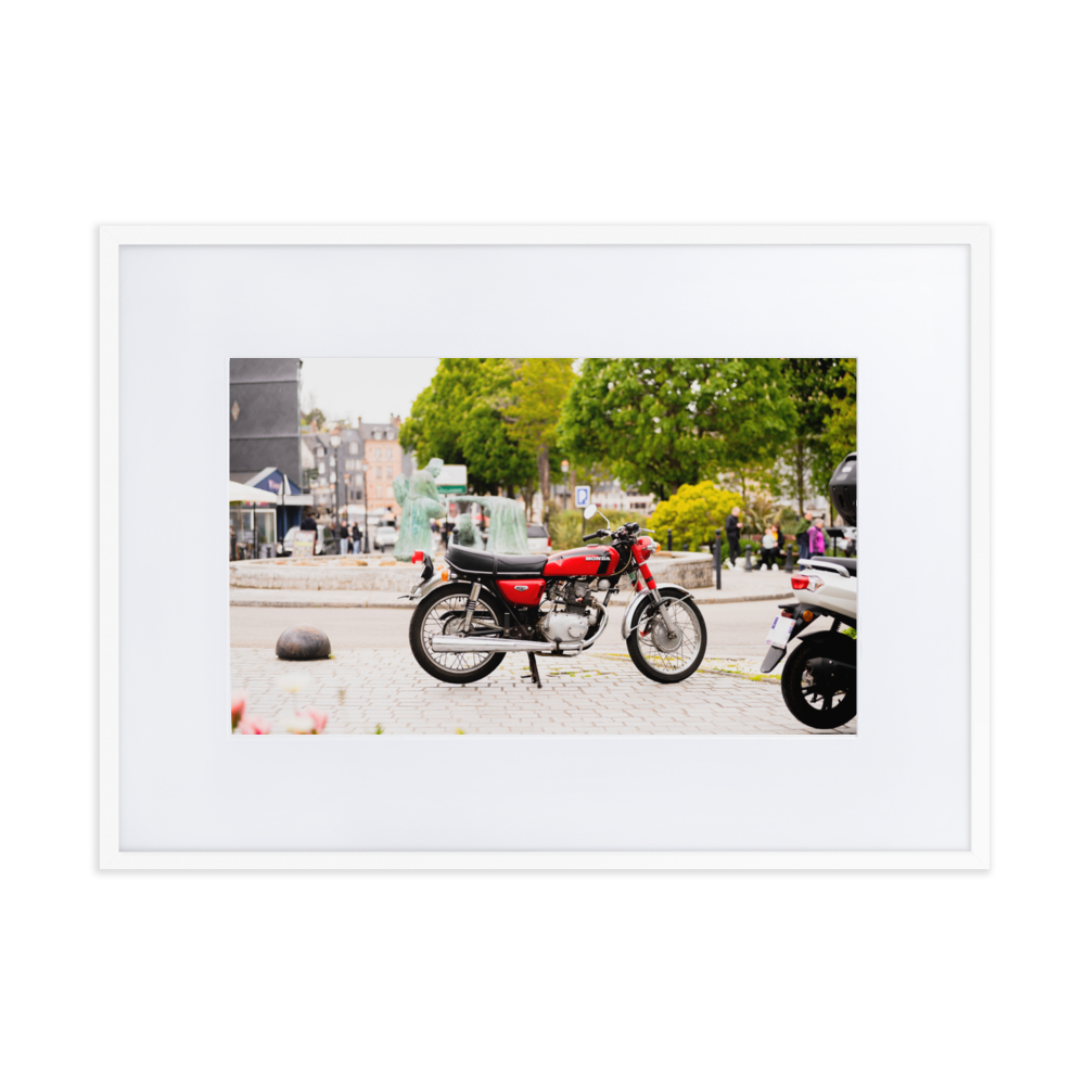 Poster d'une Honda CB 125 K5 rouge, photographiée en pleine après-midi à Honfleur