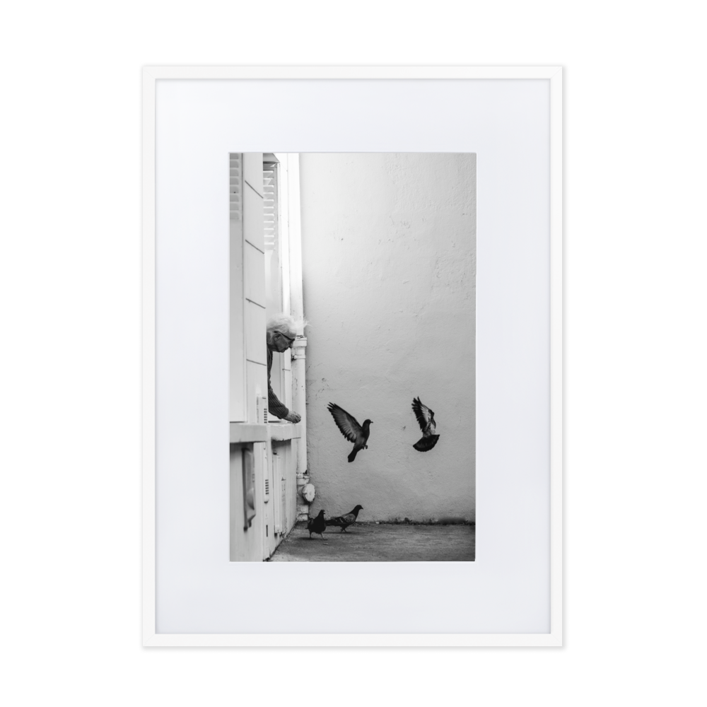 Poster noir et blanc d'une dame nourrissant les pigeons à Paris