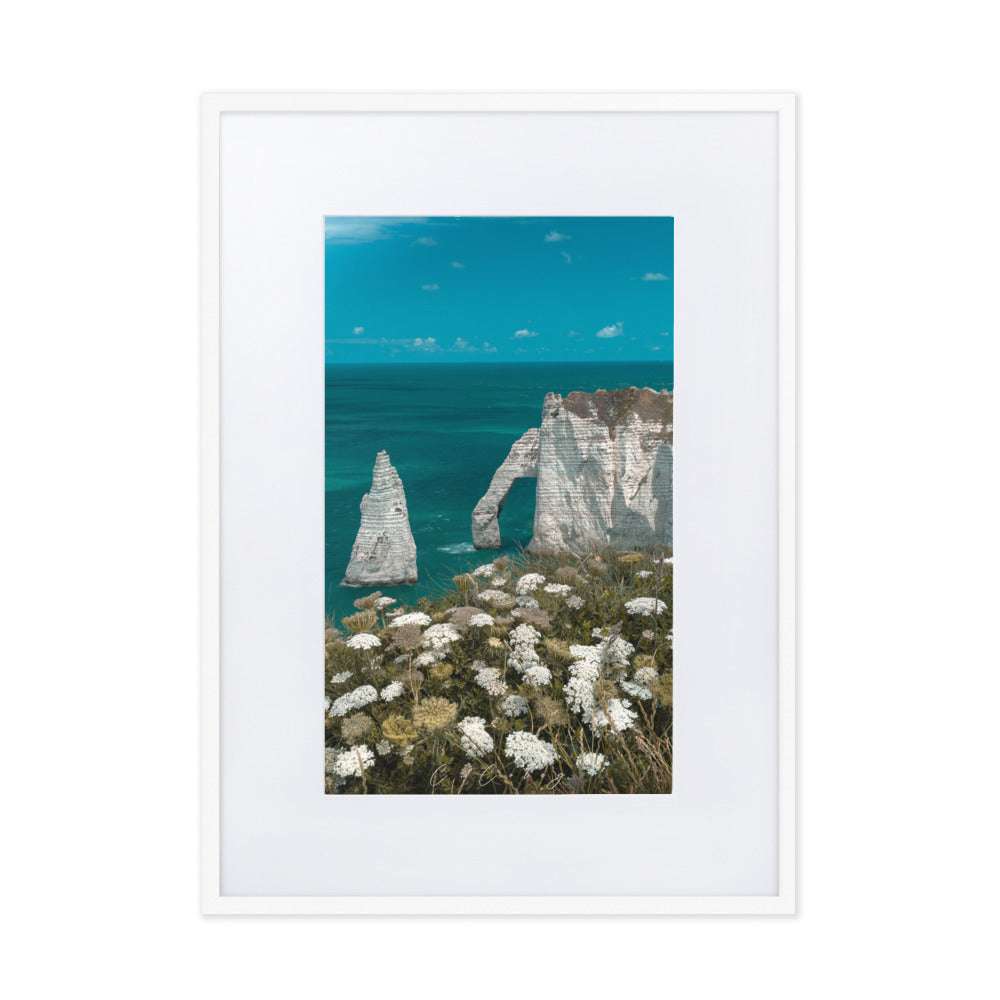 Vue panoramique des falaises d'Étretat avec la mer déchaînée en premier plan, encadrée élégamment en bois d'ayous, une œuvre photographique signée Charles Coley.