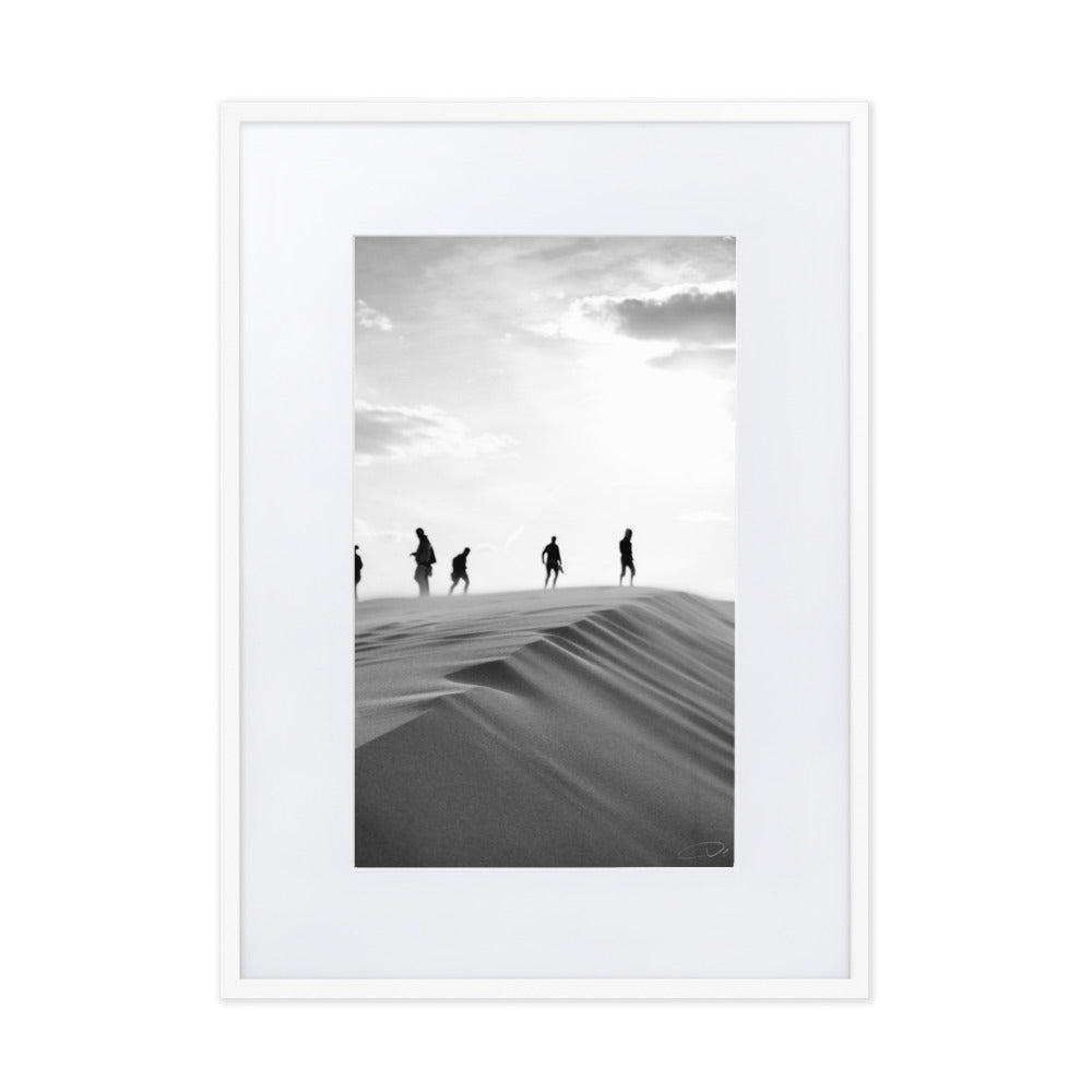 Photographie 'Et nous irons marcher sur la dune' de Véronique Botella, montrant des voyageurs sur une dune désertique en noir et blanc.