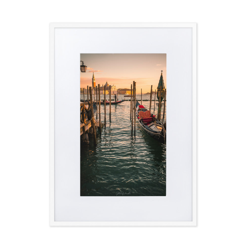 Photographie 'La lumière de Venise' de Florian Vaucher, montrant une gondole sous la lumière dorée du soleil à Venise.