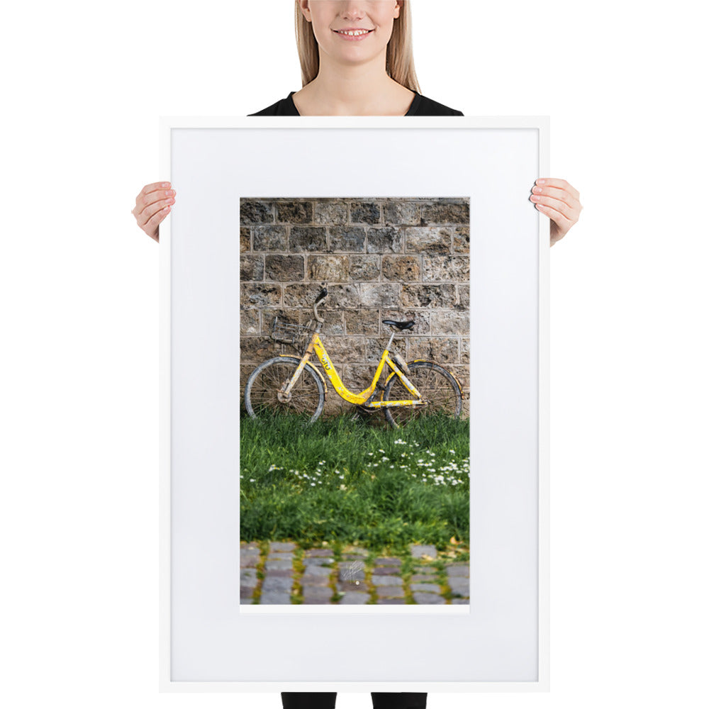 Poster encadré 'Naufrage' montrant un vélo en libre-service jaune récupéré de la Seine, avec des marques de rouille, symbolisant la transformation et le temps écoulé.