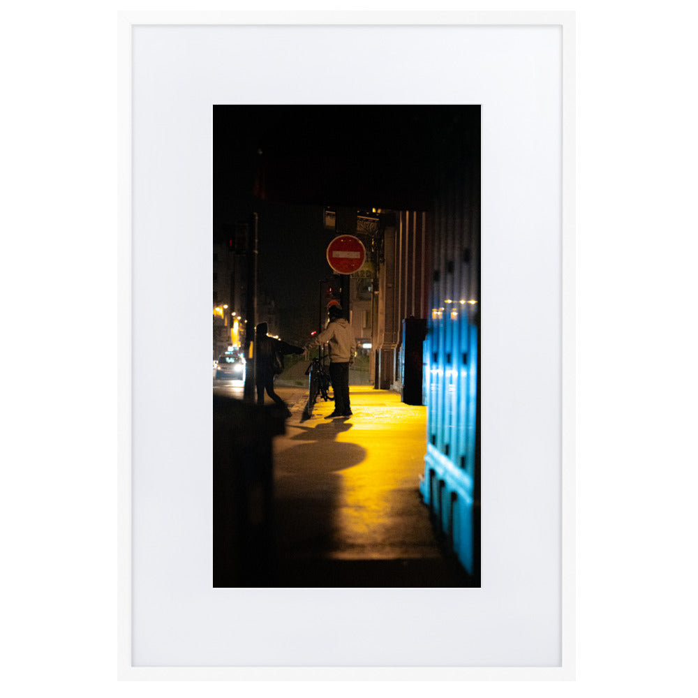 Théâtral - Photographie de rue captivante d'un couple nocturne - La Boutique du Poster Français