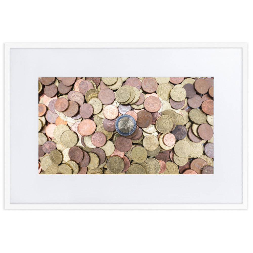 Poster encadré 'EUROS' montrant une pièce de 2 euros surplombant un tas de centimes, symbolisant la notion de richesse et de valeur.