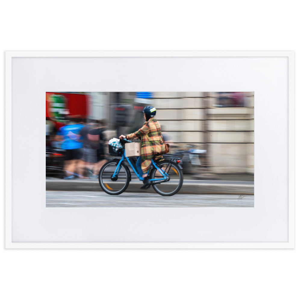 Photographie 'Vélo Paris' de Yann Peccard, illustrant un cycliste en mouvement dans un décor urbain coloré et dynamique.