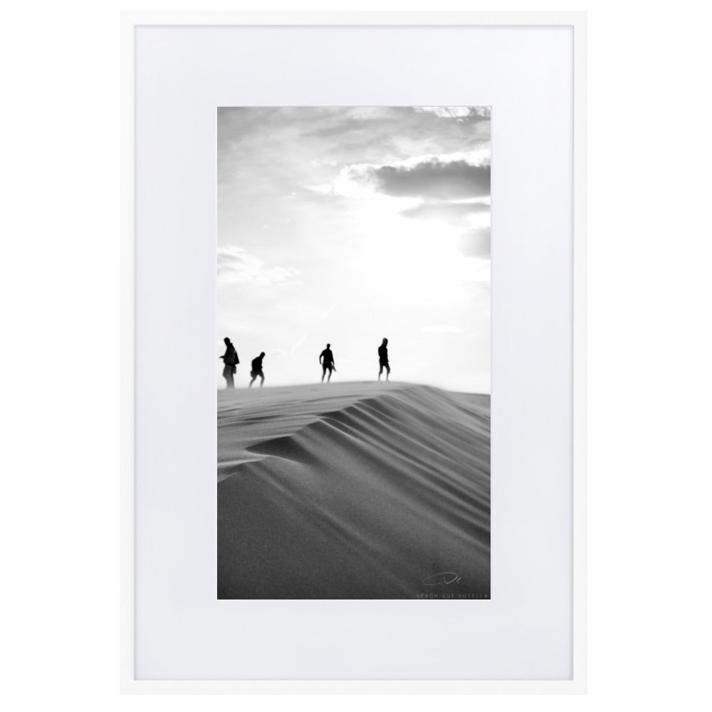 Photographie 'Et nous irons marcher sur la dune' de Véronique Botella, montrant des voyageurs sur une dune désertique en noir et blanc.
