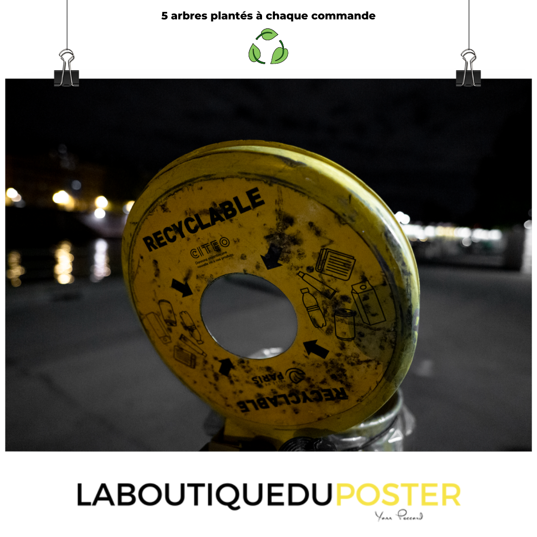 Poster mural - Poubelle public – Photographie de nuit à Paris – Poster photo, poster XXL, photographie murale et des posters muraux unique au monde. La boutique de posters créée par Yann Peccard un Photographe français.