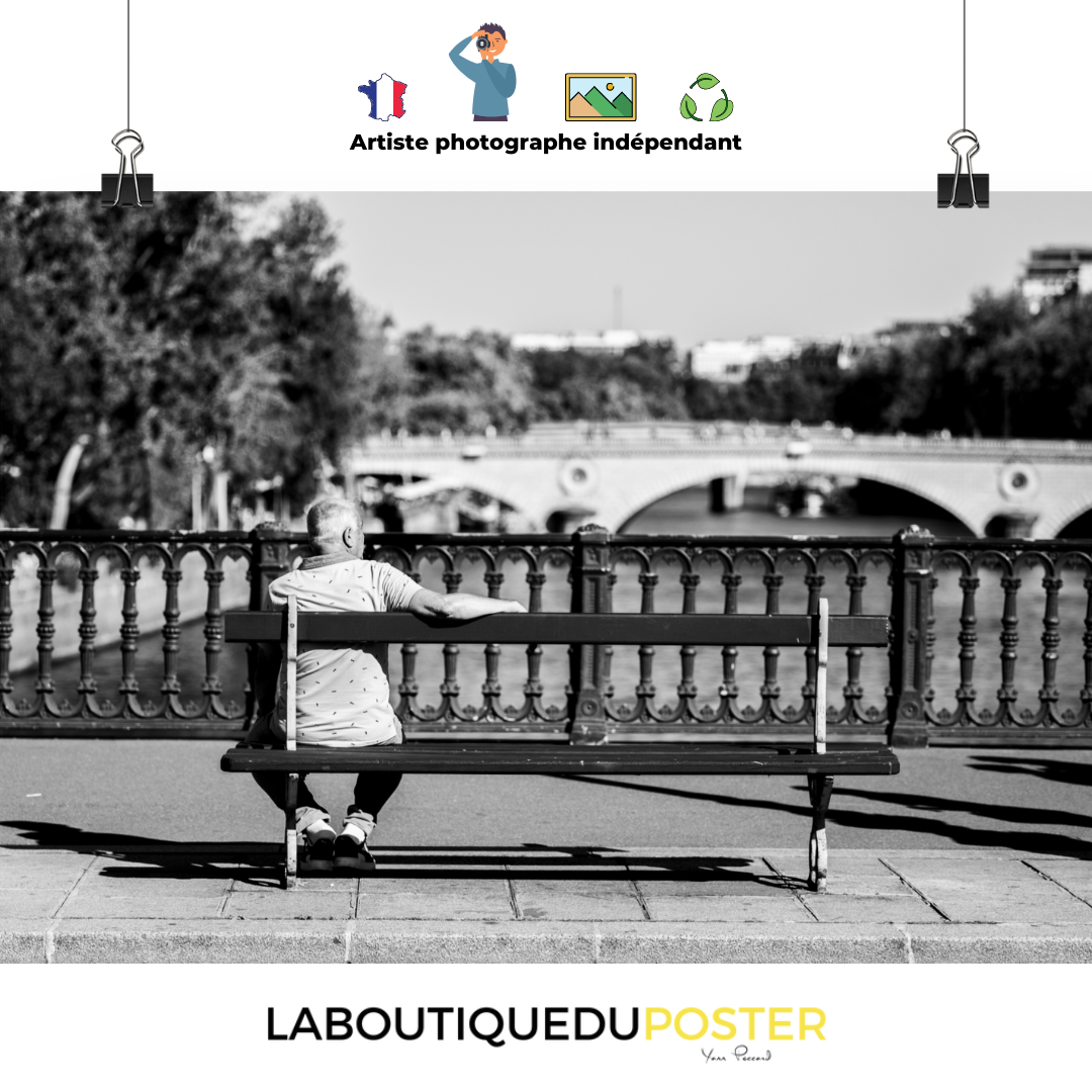 Poster mural - Un homme, un banc, la Seine – Photographie de rue en noir et blanc – Poster photo, poster XXL, photographie murale et des posters muraux unique au monde. La boutique de posters créée par Yann Peccard un Photographe français.