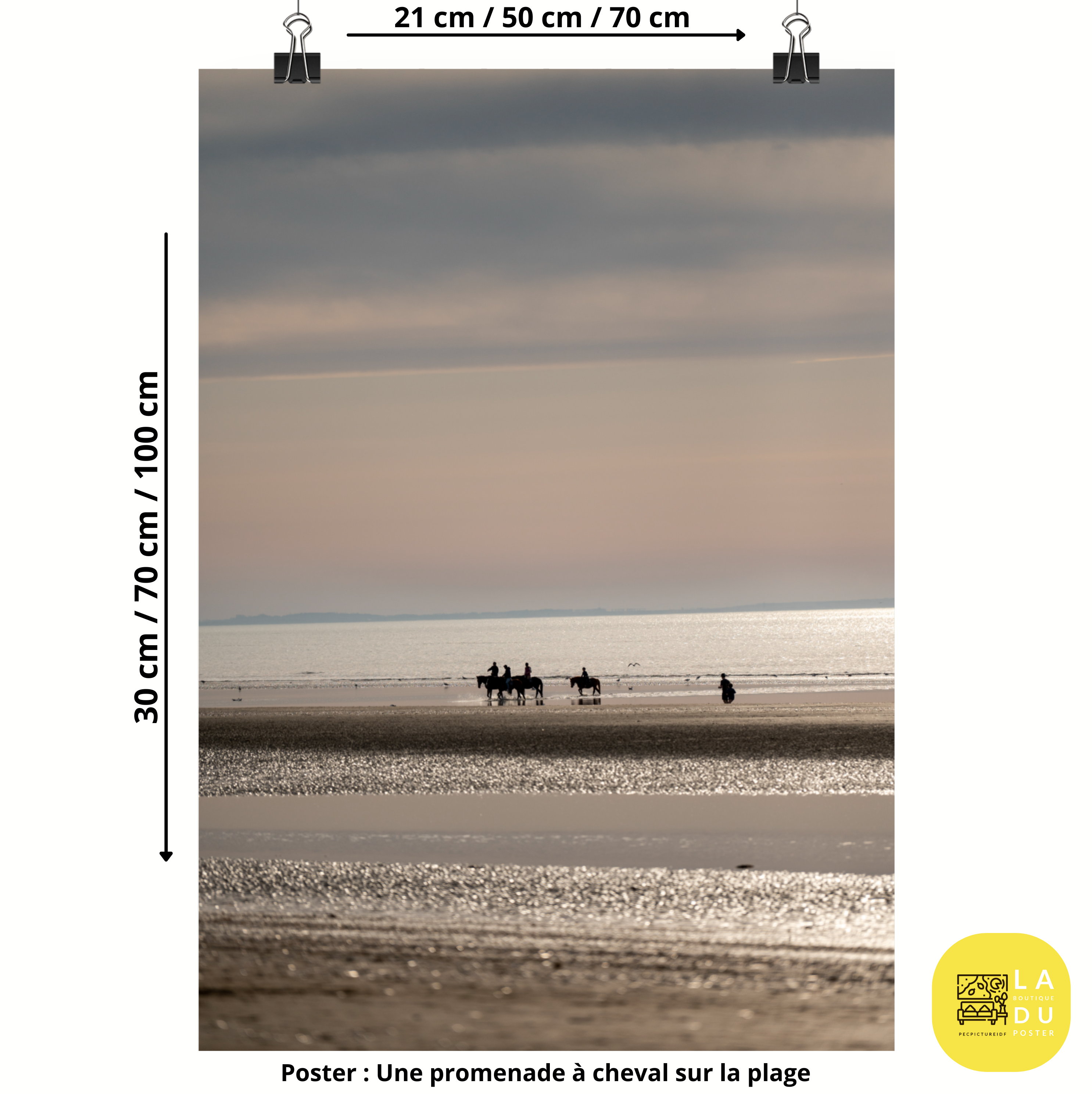 Poster mural - Une promenade à cheval sur la plage – Photographie de Deauville plage – Poster photo, poster XXL, photographie murale et des posters muraux unique au monde. La boutique de posters créée par Yann Peccard un Photographe français.