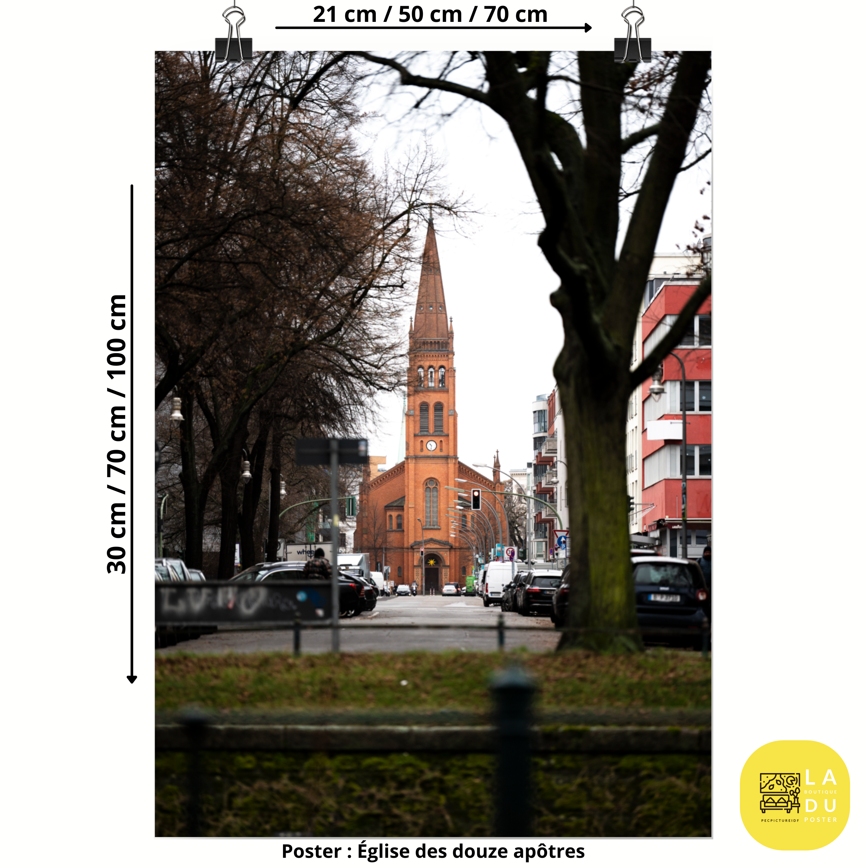 Poster mural - Église des douze apôtres à Berlin – Photographie de rue – Poster photo, poster XXL, Photo d’art, photographie murale et des posters muraux des photographies de rue unique au monde. La boutique de posters créée par un Photographe français.