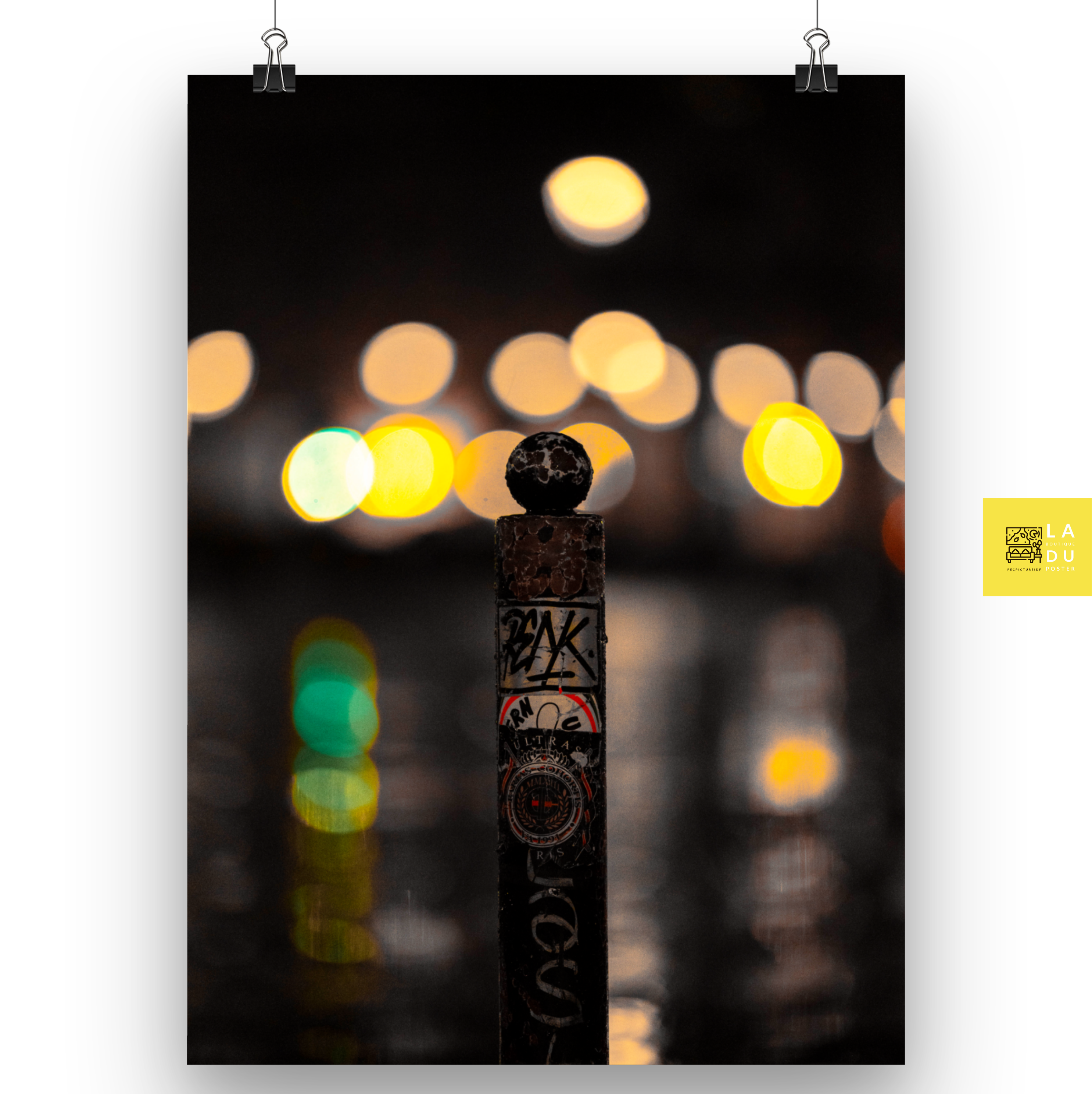 Poster géant 70x100 70 x 100 cm Bokeh - Flou - Paris - Nuit Poster XXL 70x100 70 x 100 cm 61x91 61 x 91 cm 50x70 50 x 70 cm UN PHOTOGRAPHE, une bibliothèque de photos unique au monde. Streetphotographer français photographe de rue français pour des images exclusives. Pecpicture La Boutique Du Poster Posters et affiches, Cadres photo, Poster personnalisé