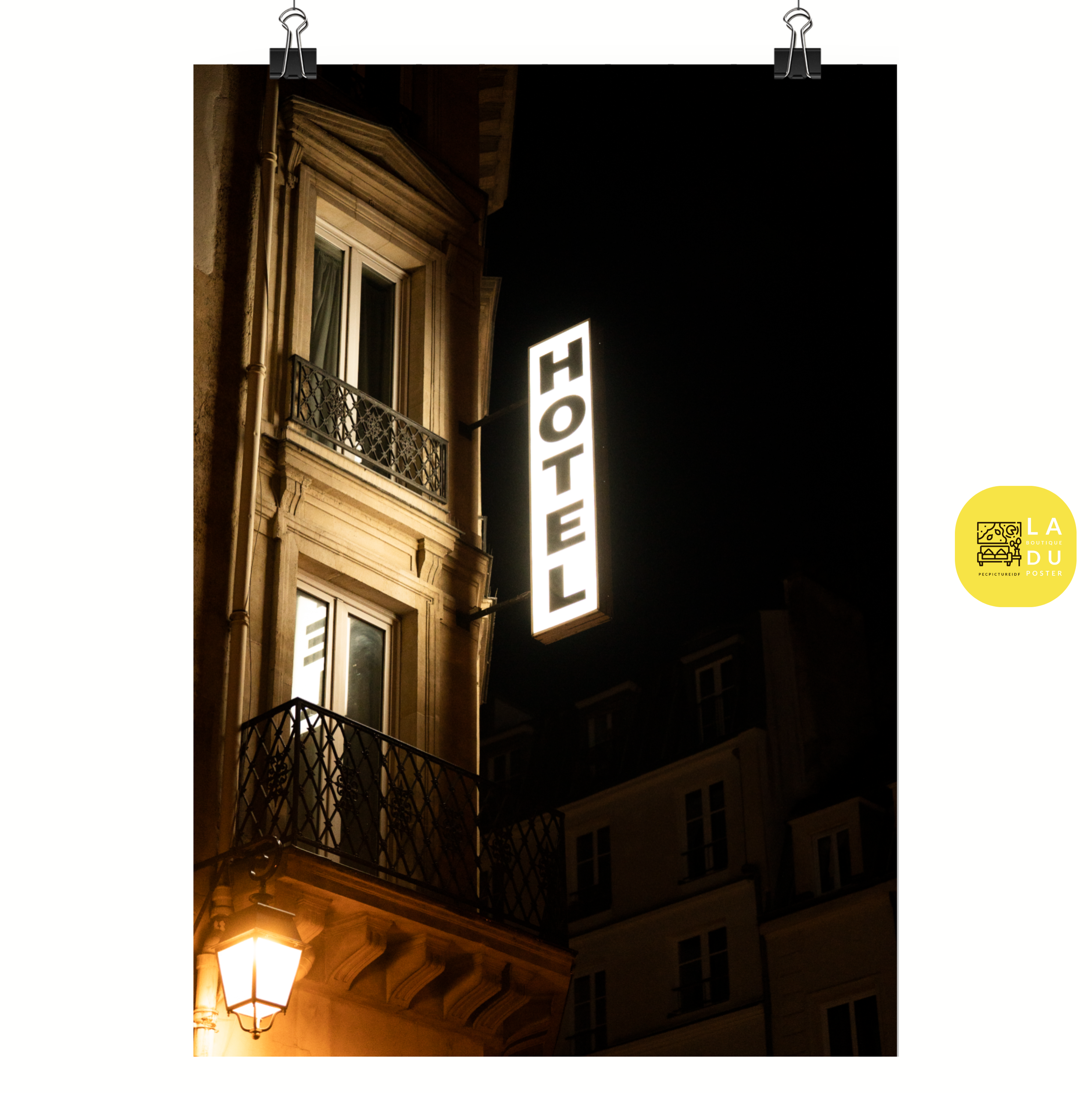 Poster mural - Hôtel Châtelet – Photographie de nuit à Paris – Poster photo, poster XXL, Photo d’art, photographie murale et des posters muraux des photographies de rue unique au monde. La boutique de posters créée par un Photographe français.