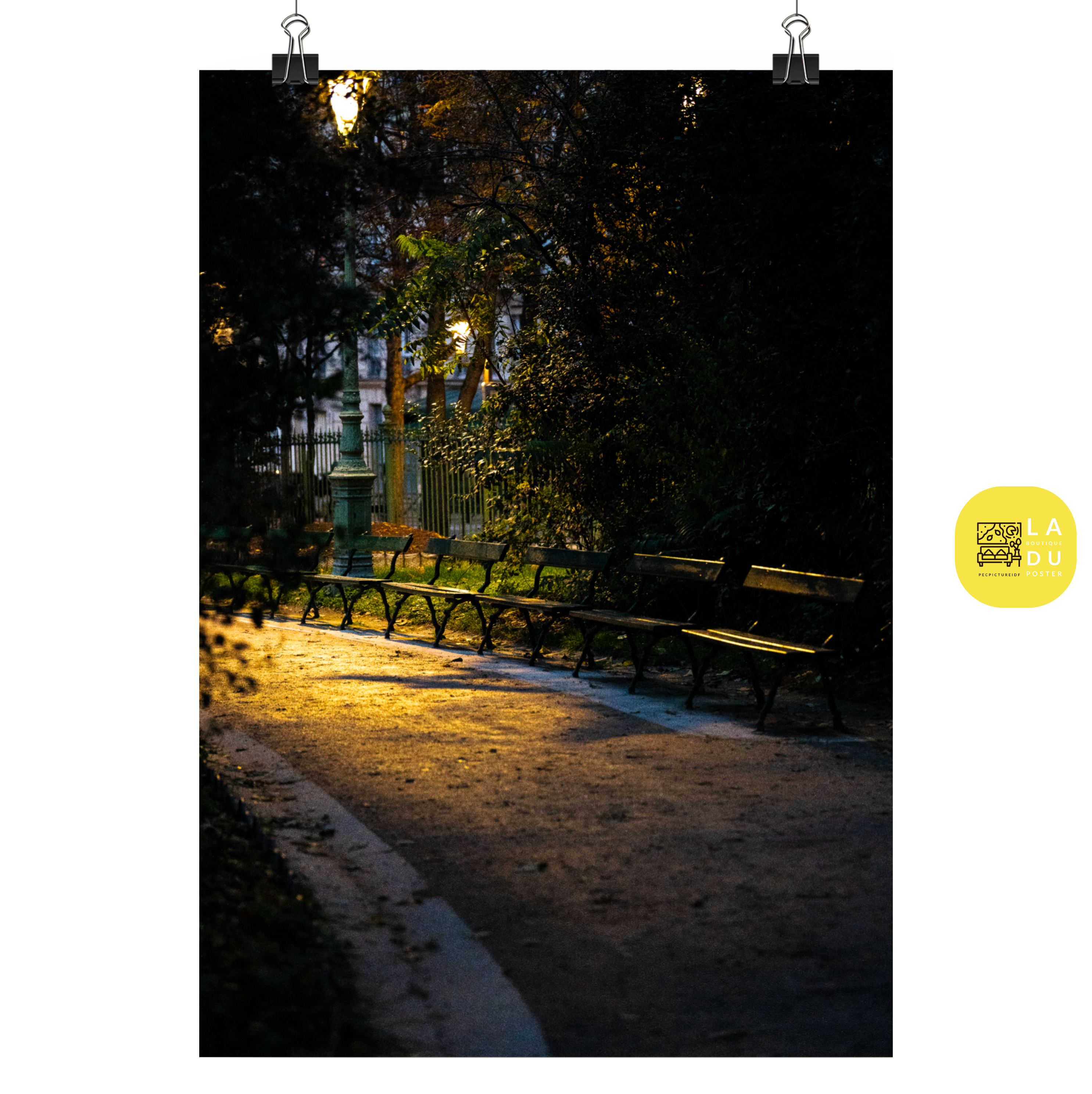 Poster mural - SQUARE DES BATIGNOLLES – Photographie de rue – Poster photo, poster XXL, photographie murale et des posters muraux unique au monde. La boutique de posters créée par Yann Peccard un Photographe français.