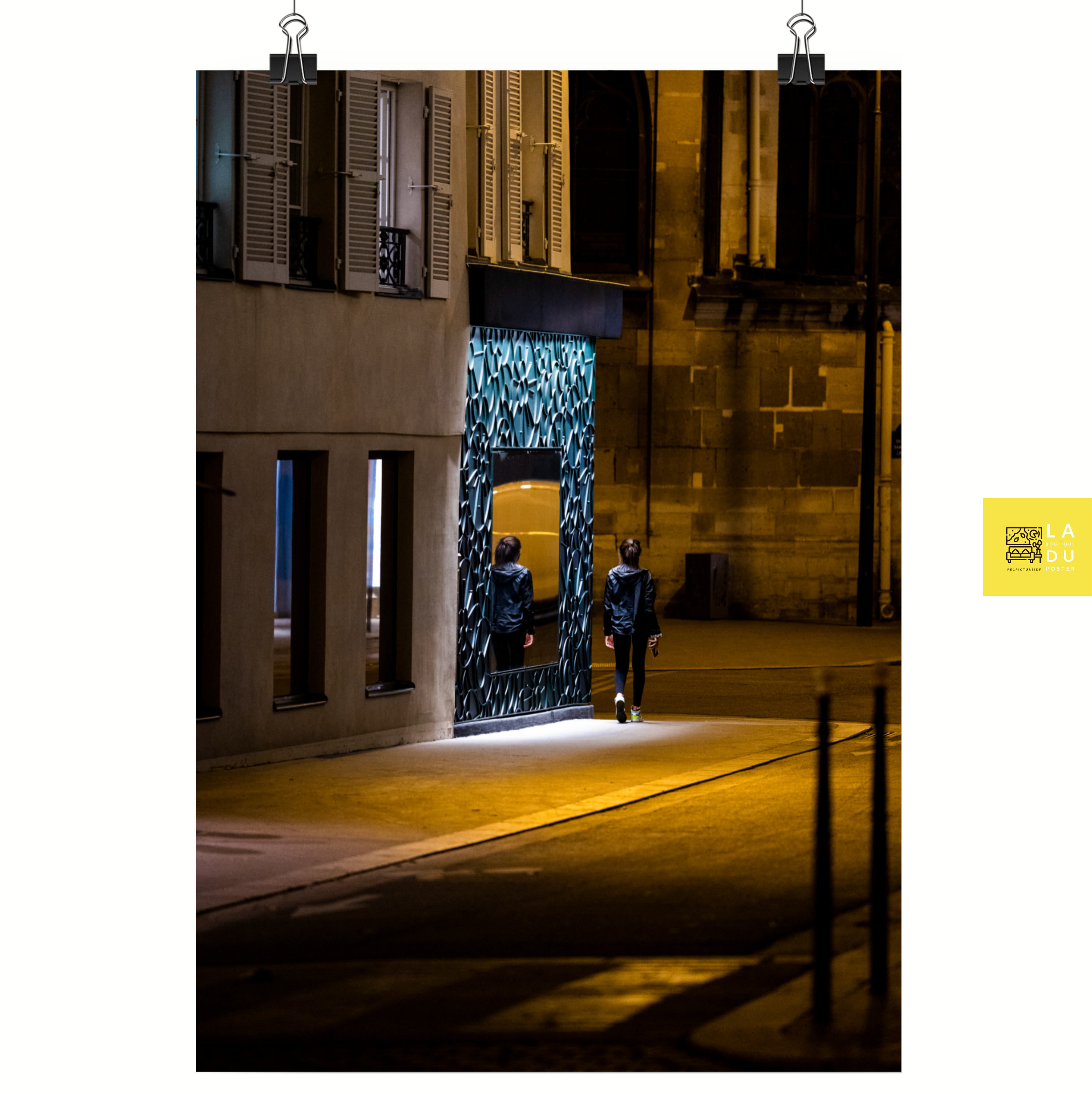 Poster mural - Miroir miroir – Photographie de rue la nuit – Poster photo, poster XXL, photographie murale et des posters muraux unique au monde. La boutique de posters créée par Yann Peccard un Photographe français.